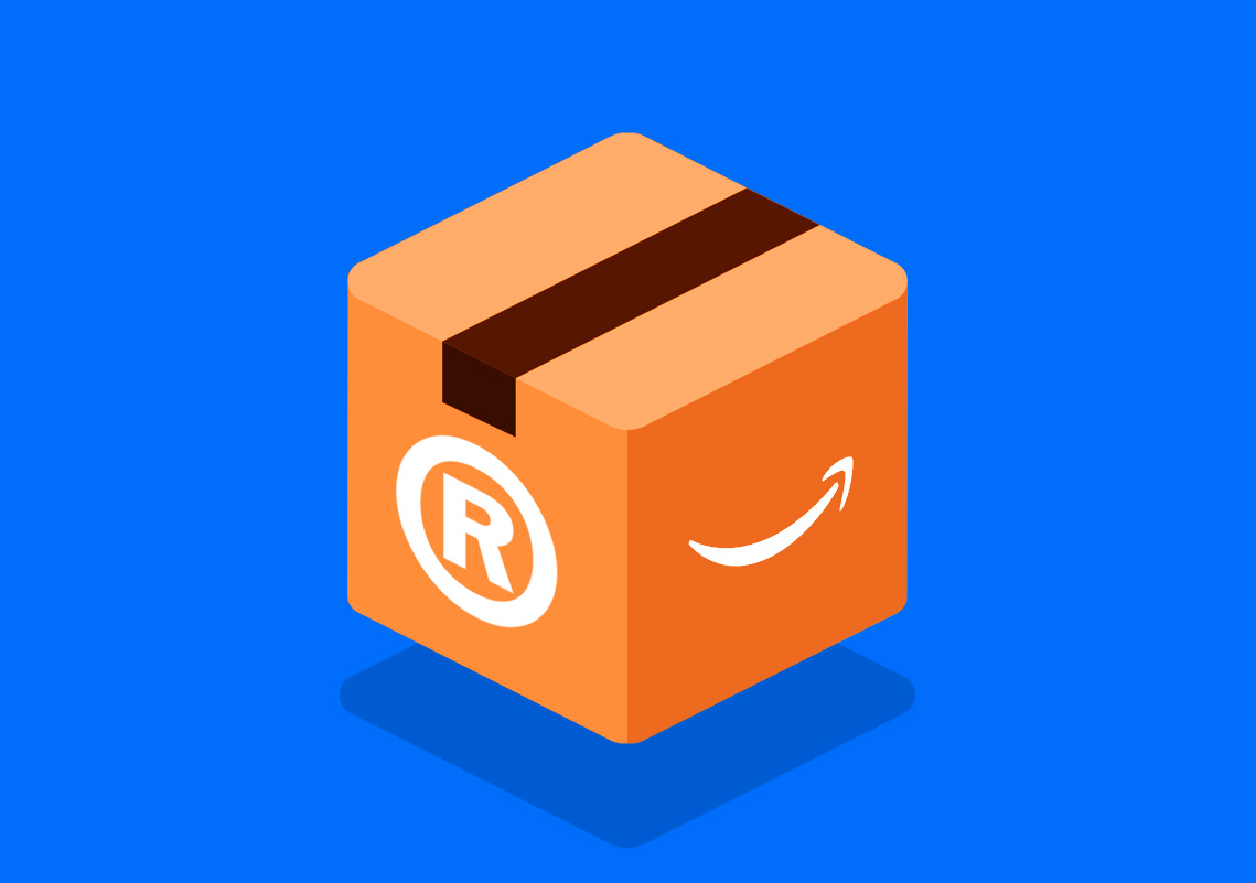 Caixa com um "R" dentro de um circulo, simbolizando o registro da marca, e em outra face a logo da amazon