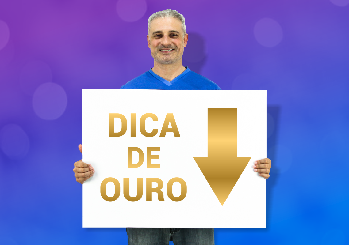 homem segurando cartaz com escrita dica de ouro e seta apontando para baixo. Consolide