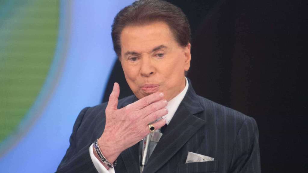 Silvio Santos com mão no rosto