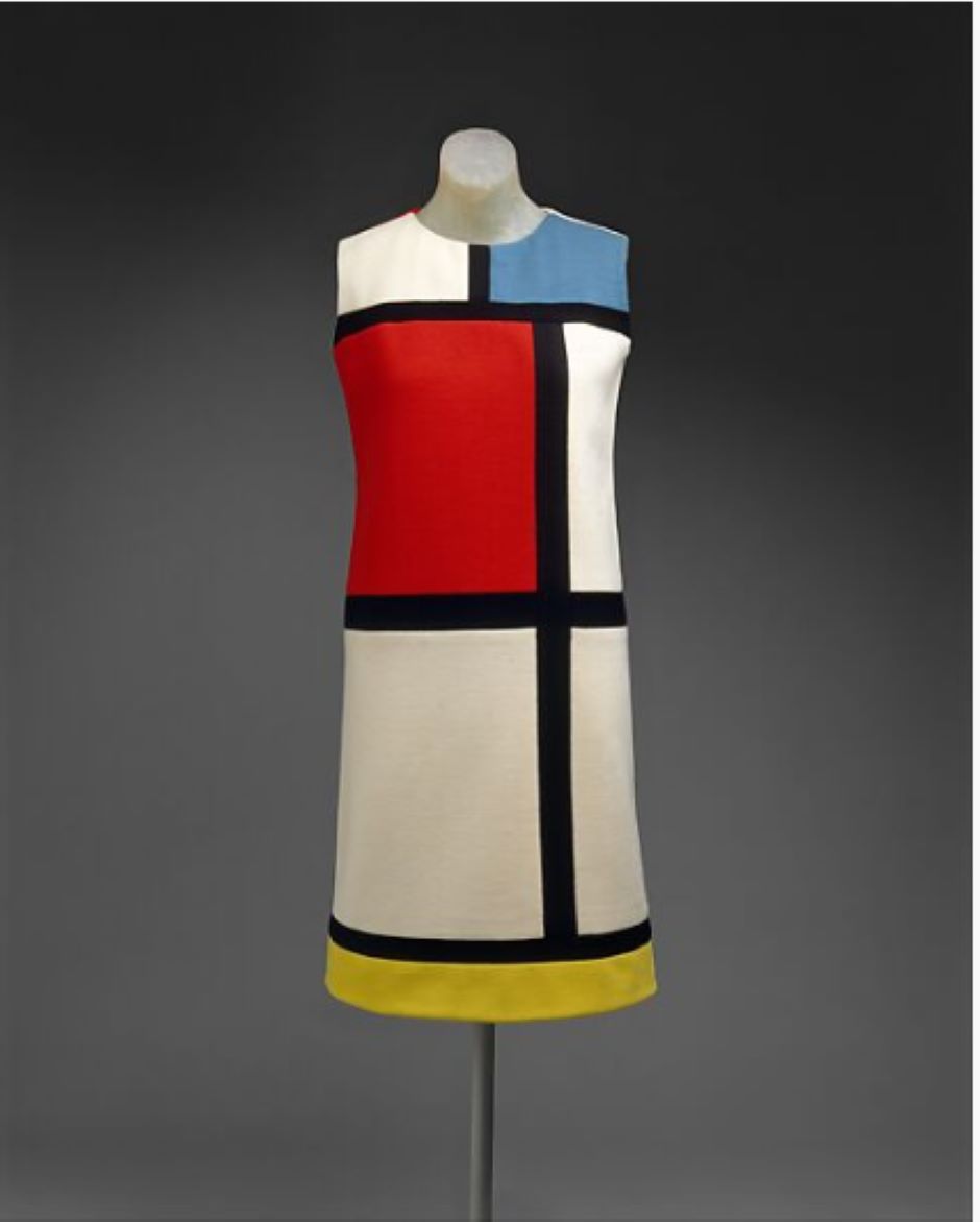 Vestido com estampa em mosaico colorido,  fundo da imagem em cor cinza